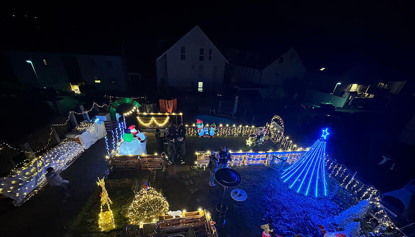 Seit 2024 gibt es im Garten der Familie Denz in Erlenbach ein kleines Wunderland. "Würde die Nachbarschaft nicht helfen, könnten wir das Ganze nicht stemmen. Normalerweise brauchen wir drei bis vier Wochen, dieses Mal aber zwei Monate", erklärt Familienvater Patrick Denz.