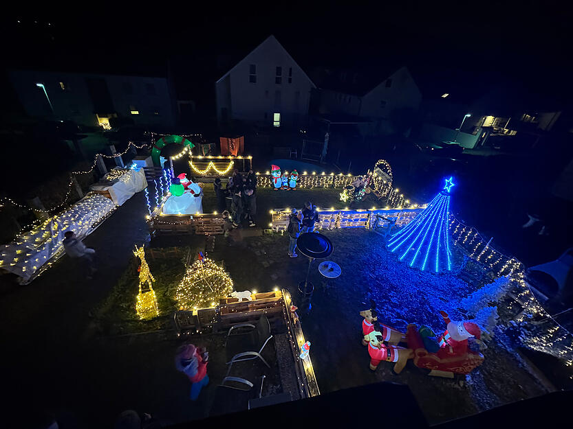 Seit 2024 gibt es im Garten der Familie Denz in Erlenbach ein kleines Wunderland. "Würde die Nachbarschaft nicht helfen, könnten wir das Ganze nicht stemmen. Normalerweise brauchen wir drei bis vier Wochen, dieses Mal aber zwei Monate", erklärt Familienvater Patrick Denz.