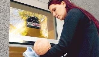 Die Babyklappe am Stuttgarter Weraheim für Mutter und Kind gibt es seit 2002. Ein Wärmebett steht innen. Wird die Klappe genutzt, geht im Haus ein Alarm an.Foto: dpa Die Babyklappe am Stuttgarter Weraheim für Mutter und Kind gibt es seit 2002. Ein Wärmebett steht innen. Wird die Klappe genutzt, geht im Haus ein Alarm an.Foto: dpa