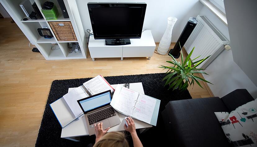 Gewohnheiten beachten: Wenn m&ouml;glich, sollte der Arbeitsplatz nicht am Sofa eingerichtet werden.
Foto: dpa