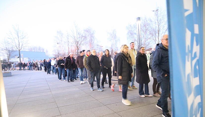 Eine halbe Stunde vor Beginn des HZ-Wahlforums warten schon unz&auml;hlige Menschen darauf, einen Sitzplatz in der Nobelgusch zu ergattern.
