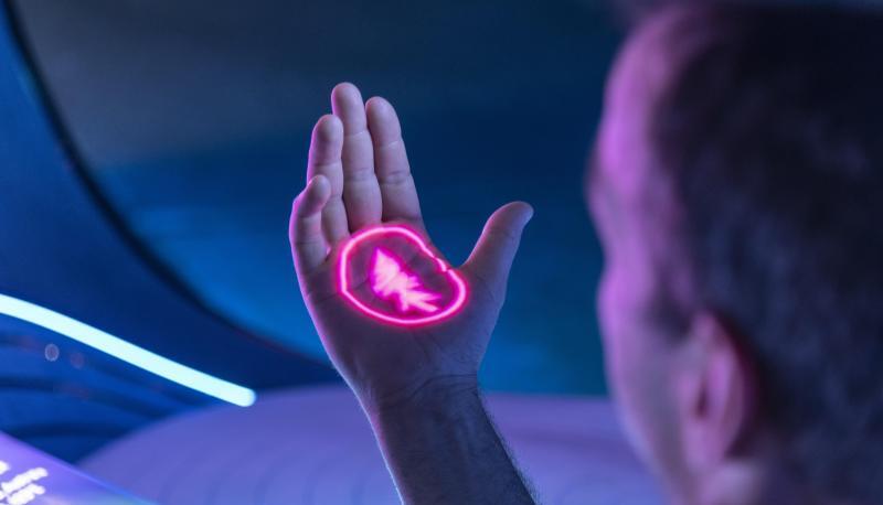 Ungewöhnliche Bedienung: die Menüfunktionen des Bordcomputers werden auf die Handfläche projiziert. Das Schließen der Hand genügt, um sie zu aktivieren. Ungewöhnliche Bedienung: die Menüfunktionen des Bordcomputers werden auf die Handfläche projiziert. Das Schließen der Hand genügt, um sie zu aktivieren.