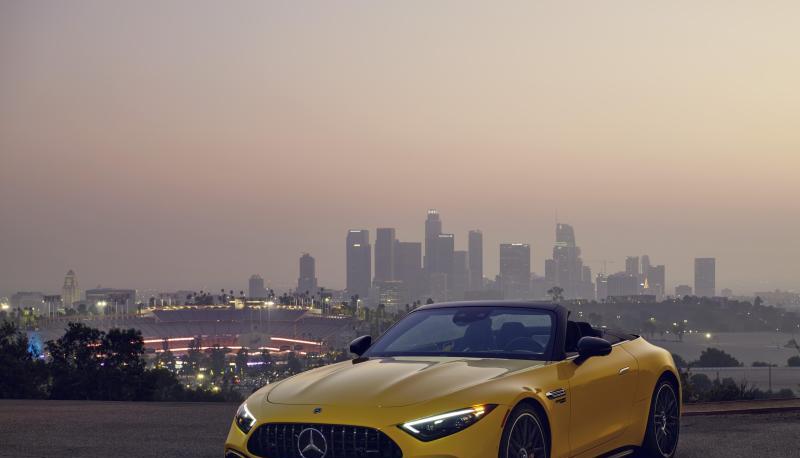 Vorbote des Fr&uuml;hlings: In wenigen Wochen bringt Mercedes den neuen SL in den Verkauf. Sein Stoffverdeck und die beiden Notsitze in der zweiten Reihe machen die N&auml;he zum R129 unverkennbar.