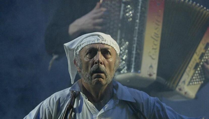 Von Geistern geplagt wird der Geizhals Ebenezer Scrooge. Foto: American Drama Group Europe