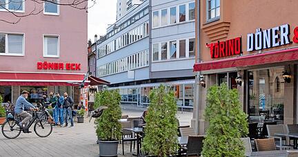 Auch die Dönerläden in der Sülmer City leiden unter den explodierenden Preisen vor allem für Fleisch, Mehl und Speiseöl.
Foto: Mario Berger