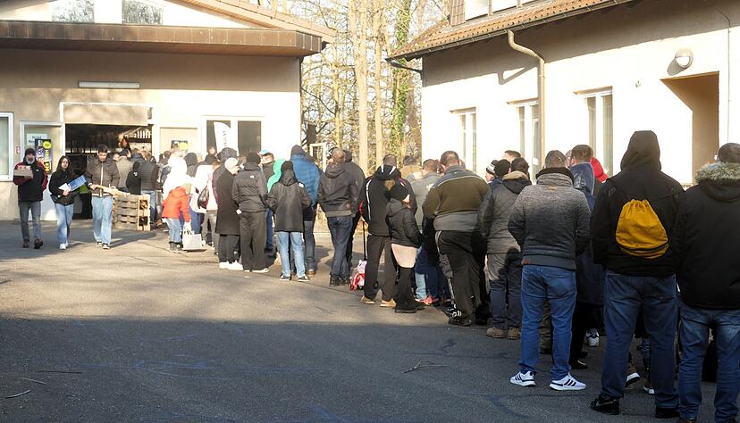 Die Kunden standen teilweise bis zu zwei Stunden vor dem Verkaufsraum an. Die Kunden standen teilweise bis zu zwei Stunden vor dem Verkaufsraum an.