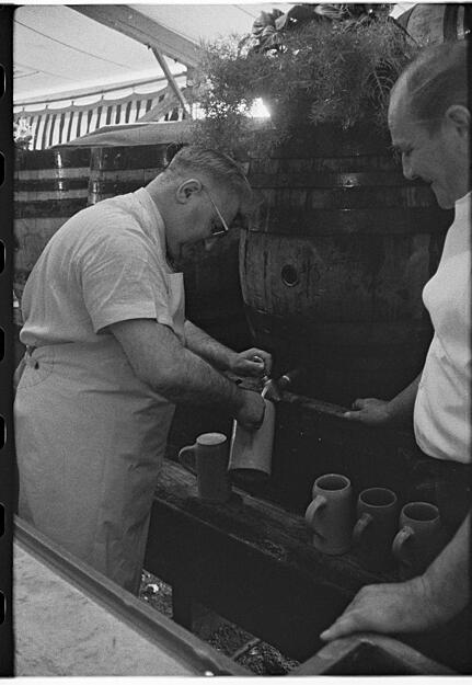 Bierausschank im Festzelt 1964.