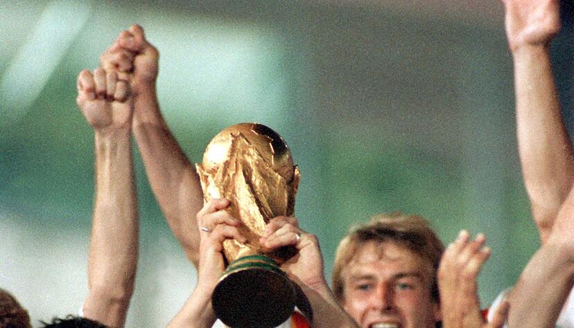Lothar Matth&auml;us mit dem WM-Pokal in den H&auml;nden (Archivbild)