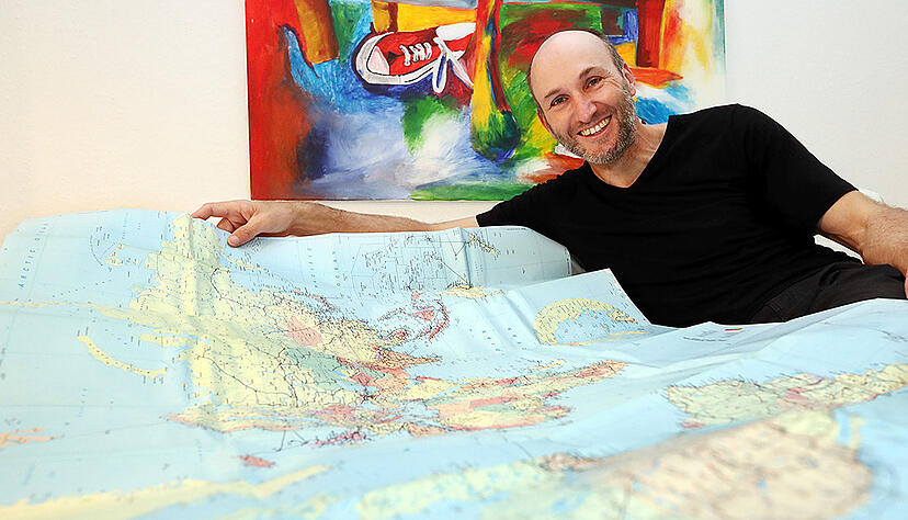 Auf einer Landkarte markiert Sascha Grabow alle 1161 Länder und Regionen, die er bislang bereist hat. Foto: Andreas Veigel Auf einer Landkarte markiert Sascha Grabow alle 1161 Länder und Regionen, die er bislang bereist hat. Foto: Andreas Veigel