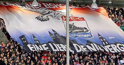 Die Liebe der Fans ist durch den Oberliga-Abstieg nicht vergangen. Von Liebe allein werden die Heilbronner Falken aber nicht dauerhaft leben können.
Foto: Archiv/Veigel