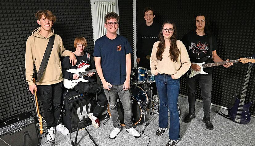 Im neu gestalteten Proberaum der Schule sind sie regelmäßig anzutreffen: Die sechs Mitglieder der Band After The Sun.
Foto: Katrin Draskovits Im neu gestalteten Proberaum der Schule sind sie regelmäßig anzutreffen: Die sechs Mitglieder der Band After The Sun.
Foto: Katrin Draskovits