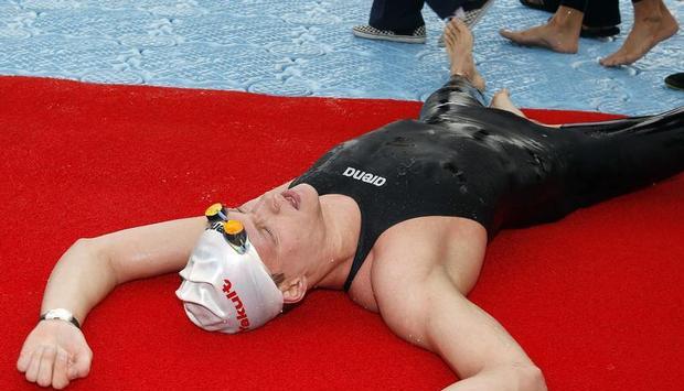 Der Zehntplatzierte Waschburger legt sich nach dem Rennen ersch&ouml;pft auf den Ponton.