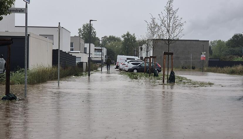 Teils stehen ganze Stra&szlig;en unter Wasser.