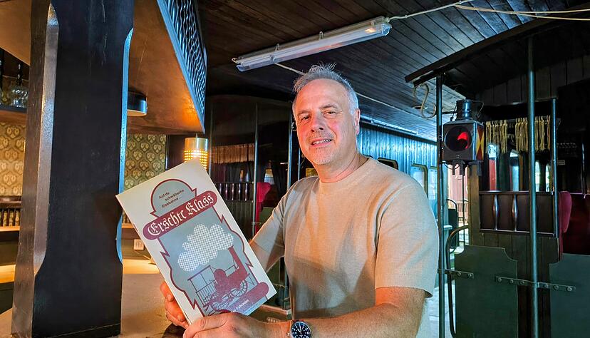 Jens Reule im Keller, wo sich einst die "Erschte Klass" und vielleicht bald wieder befindet.