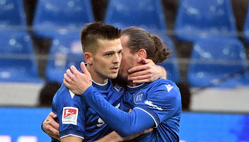Marvin Wanitzek (l) sorgte mit dem fr&uuml;hen 1:0 f&uuml;r den perfekten KSC-Start.