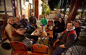 Gem&uuml;tlicher Ausklang im Roten Schloss nach der G&ouml;tz-Probe f&uuml;r die diesj&auml;hrigen Burgfestspiele in Jagsthausen.