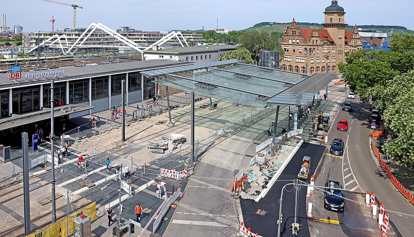 Der Vorplatz des Heilbronner Hauptbahnhofes wird derzeit umgestaltet. Die Arbeiten sollen Mitte Dezember abgeschlossen sein. Der Vorplatz des Heilbronner Hauptbahnhofes wird derzeit umgestaltet. Die Arbeiten sollen Mitte Dezember abgeschlossen sein.