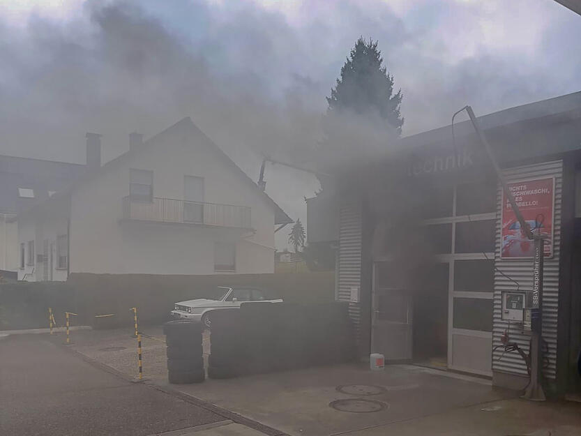 Noch ist die Brandursache nicht ermittelt, die zu dem Feuer in der Tankstellen-Werkstatt gef&uuml;hrt hat.