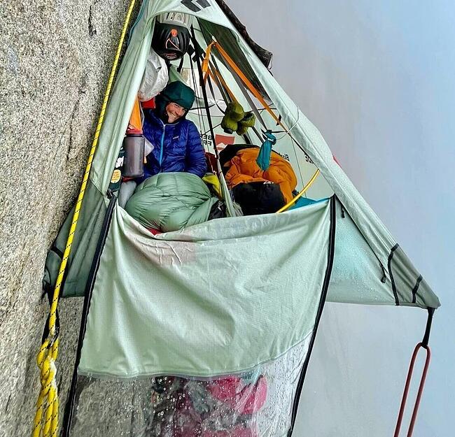 Im Portaledge haben Amelie K&uuml;hne und ihre Begleiterinnen die N&auml;chte verbracht &ndash; und wegen des schlechten Wetters mit Regen und Schnee mehr Zeit als geplant.