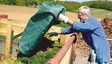 Werner Lachmuth aus Obersulm-Willsbach freut sich &uuml;ber die M&ouml;glichkeit, seinen Grasschnitt jetzt auf dem Obersulmer H&auml;ckselplatz loszuwerden.Foto: Gustav D&ouml;ttling