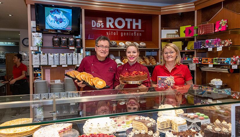 Lisa Kühner (Mitte) wird mit 28 Jahren von der Angestellten zur Chefin. Wolfgang und Elke Roth übergeben den Betrieb, der im Stammhaus mit Café und Konditorei weiterläuft. Foto: Mario Berger Lisa Kühner (Mitte) wird mit 28 Jahren von der Angestellten zur Chefin. Wolfgang und Elke Roth übergeben den Betrieb, der im Stammhaus mit Café und Konditorei weiterläuft. Foto: Mario Berger