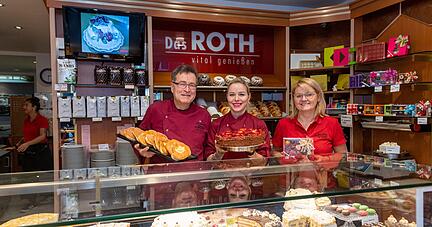Lisa Kühner (Mitte) wird mit 28 Jahren von der Angestellten zur Chefin. Wolfgang und Elke Roth übergeben den Betrieb, der im Stammhaus mit Café und Konditorei weiterläuft. Foto: Mario Berger