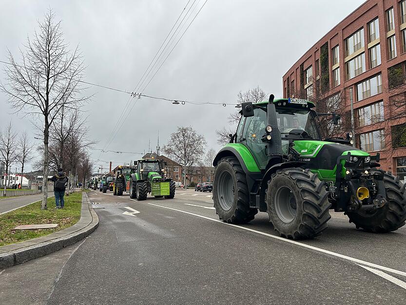 Bauernprotest in Stuttgart  – Hunderte Traktoren blockieren Verkehr auf B10