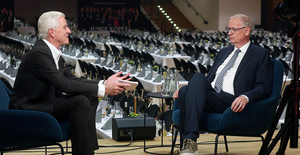 In der Heilbronner Harmonie hat sich Günther Jauch den Fragen von Stimme-Chefredakteur Uwe Ralf Heer beim Talkformat "Ohne Ausrede" gestellt. In der Heilbronner Harmonie hat sich Günther Jauch den Fragen von Stimme-Chefredakteur Uwe Ralf Heer beim Talkformat "Ohne Ausrede" gestellt.