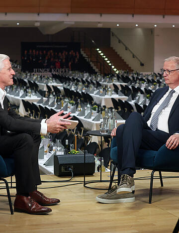 In der Heilbronner Harmonie hat sich Günther Jauch den Fragen von Stimme-Chefredakteur Uwe Ralf Heer beim Talkformat "Ohne Ausrede" gestellt. In der Heilbronner Harmonie hat sich Günther Jauch den Fragen von Stimme-Chefredakteur Uwe Ralf Heer beim Talkformat "Ohne Ausrede" gestellt.