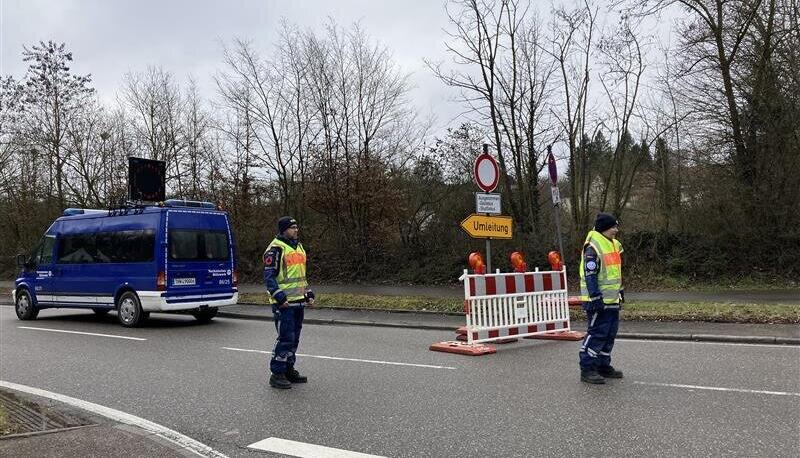 Das Technische Hilfswerk sperrt die Sontheimer Stra&szlig;e Richtung Talheim &ndash; Autofahrer sollen im Gewerbegebiet parken.