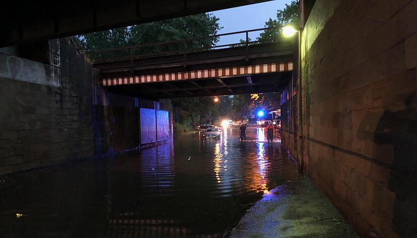 In B&ouml;ckingen wurde die Unterf&uuml;hrung der Neuen Stra&szlig;e &uuml;berschwemmt. Foto: Taulant Bajraktari