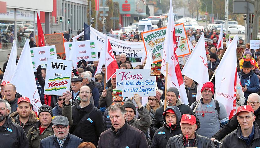 Hunderte zogen am Samstag vom Knorr-Werk in der Südstadt zum Kiliansplatz. Dort war die Menge nach Schätzung der Polizei auf 1000 Teilnehmer angewachsen.
Fotos: Andreas Veigel