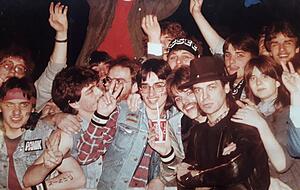 Vor einem Konzert 1984 gehen die Paniker auf Tuchf&uuml;hlung mit ihrem Idol. Auf den versprochenen Gegenbesuch warten sie allerdings bis heute.
Fotos: privat