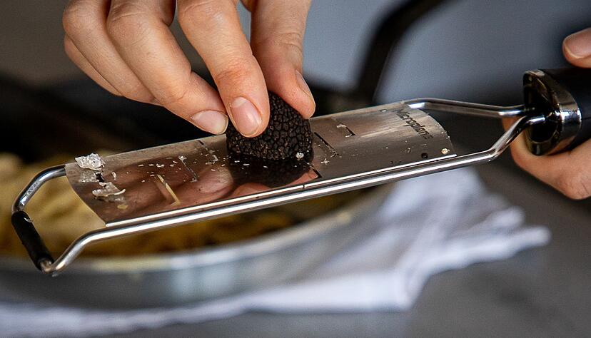 Weiße Trüffel haben etwas Betörendes. Sie werden idealerweise roh über Pasta oder andere Gerichte geraspelt. Weiße Trüffel haben etwas Betörendes. Sie werden idealerweise roh über Pasta oder andere Gerichte geraspelt.