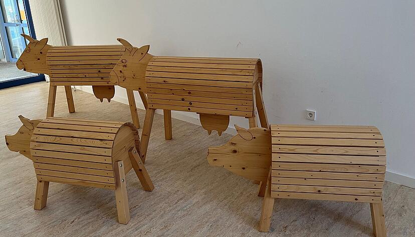 Mit Kühen und Schweine aus Holz, auf denen die Schüler auch "reiten" können, hat die örtliche Landjugend den Ganztagsbereich aufgewertet. Mit Kühen und Schweine aus Holz, auf denen die Schüler auch "reiten" können, hat die örtliche Landjugend den Ganztagsbereich aufgewertet.