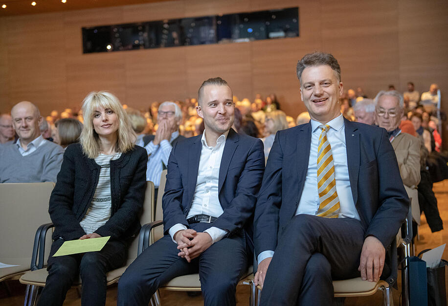 Von links: Rebekka Reinhard, Moderator Tobias Wieland und GGS-Geschäftsführer Tomás Bayón.