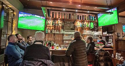 Das Publikum im Backst&uuml;ble in Heilbronn verfolgt am Dienstag das Spiel zwischen dem VFB Stuttgart und dem FC Bayern.
Foto: Andreas Veigel