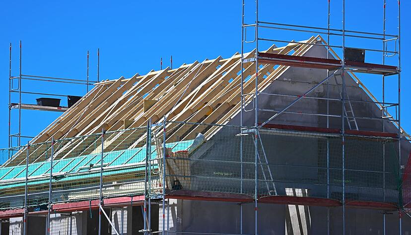 Der Hausbau war immer schon teuer - und die Kosten steigen derzeit stark an. Wer sich mit Eigenleistungen einbringen kann, kann sparen.