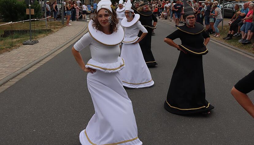 Aufwendig geschneidert sind nicht nur die Kostüme der Schachfiguren. Sie sind gemeinsam mit den beiden Schneiderinnen aus dem Ort entstanden. Aufwendig geschneidert sind nicht nur die Kostüme der Schachfiguren. Sie sind gemeinsam mit den beiden Schneiderinnen aus dem Ort entstanden.