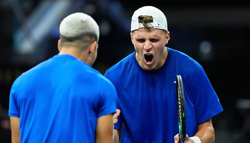Der Weltranglistenerste Carlos Alcaraz aus Spanien (l) gewann beim Laver Cup im Doppel. Der Weltranglistenerste Carlos Alcaraz aus Spanien (l) gewann beim Laver Cup im Doppel.