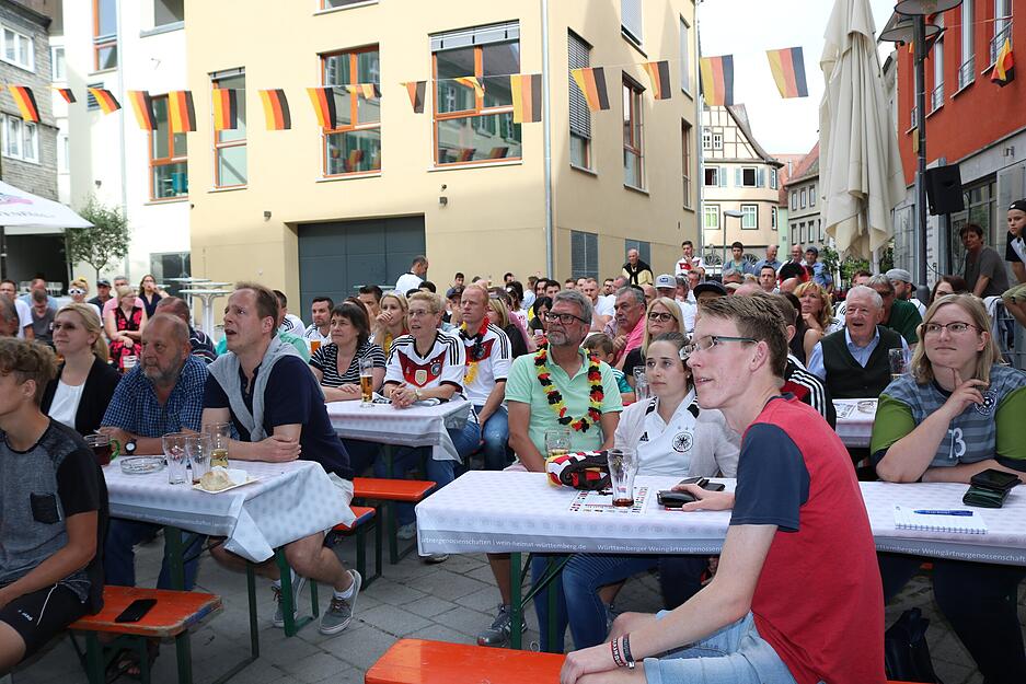 Fans verfolgen am 17. Juni 2018 das WM-Auftaktspiel der deutschen Nationalmannschaft gegen Mexiko (0:1) im Caf&eacute; de Paris in &Ouml;hringen.
