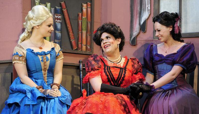 Jörg Schönbeck nutzt in der Rolle der falschen Tante die Gunst der Stunde: Anny Verdun (Jessica Colquhoun/rechts) und Kitty Spettigue sind hingerissen.
Fotos: Mario Berger