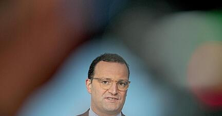 Jens Spahn (CDU), Bundesminister für Gesundheit, spricht bei einem Pressestatement nach den Beratung über ein einheitliches Vorgehen bei Verdienstausfall-Entschädigungen wegen Quarantäne im Rahmen der Corona-Pandemie.