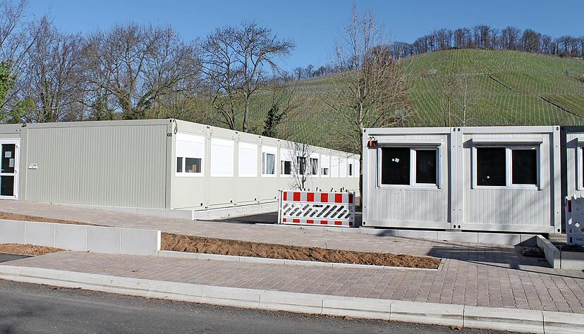 Die 48 Plätze für Flüchtlinge in der Containeranlage in der Weidachstraße sind nach fünf Wochen belegt. Rechts stehen schon weitere Container bereit, die die Stadt gebraucht gekauft hat und nun für weitere 28 Menschen herrichtet. Die 48 Plätze für Flüchtlinge in der Containeranlage in der Weidachstraße sind nach fünf Wochen belegt. Rechts stehen schon weitere Container bereit, die die Stadt gebraucht gekauft hat und nun für weitere 28 Menschen herrichtet.