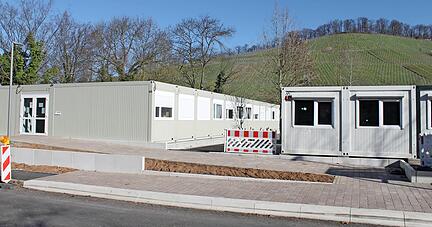 Die 48 Plätze für Flüchtlinge in der Containeranlage in der Weidachstraße sind nach fünf Wochen belegt. Rechts stehen schon weitere Container bereit, die die Stadt gebraucht gekauft hat und nun für weitere 28 Menschen herrichtet.
