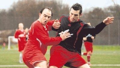 Mal wieder ein Derby zwischen der TSG Öhringen und der TSG Bretzfeld. Vor zwei Jahren bekämpften sich der Bretzfelder Markus Schilling (rechts) und der Öhringer Goran Dosenovic. Wer behält heute im WFV-Pokal die Oberhand?Foto: Archiv/Schmerbeck