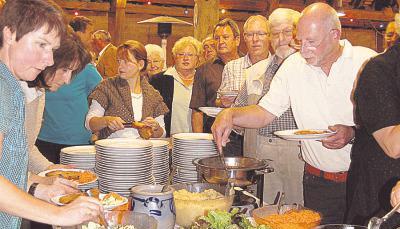 Dank für die ehrenamtliche Unterstützung: Die rund 300 Helfer ließen sich die Einladung nicht entgehen und genossen dasreichhaltige Buffet.Foto: Elke Khattab