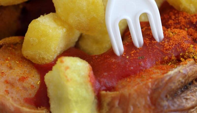 Die Currywurst mit Pommes frites ist die ungeschlagene Nummer eins in den deutschen Betriebskantinen. Foto: dpa