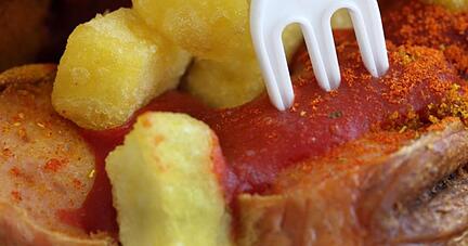 Das 28. Jahr in Folge ist die Currywurst mit Pommes frites die ungeschlagene Nummer eins in den deutschen Betriebskantinen.