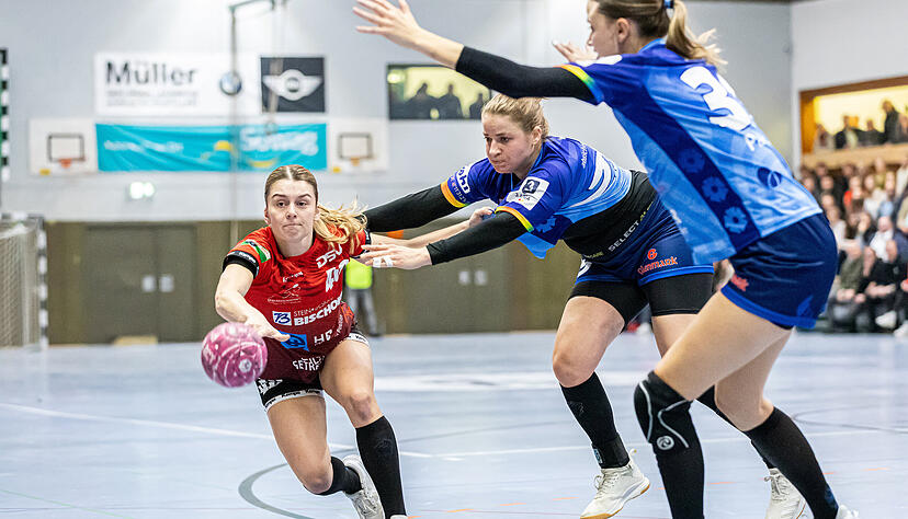 Jade Oral (links) und die SG Schozach-Bottwartal wehrten sich gegen den TSV Wolfschlugen lange, doch die Gäste von der Filderebene behielten am Ende die Oberhand. Jade Oral (links) und die SG Schozach-Bottwartal wehrten sich gegen den TSV Wolfschlugen lange, doch die Gäste von der Filderebene behielten am Ende die Oberhand.